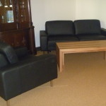 Nachher schwarzes Ledersofa ausziehbar, Fauteuil und Couchtisch Nuss funiert