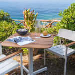 Tisch und Sessel aus Teak mit Metall