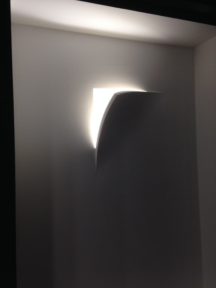 eine halbversenke Leuchte für Wand und Decke